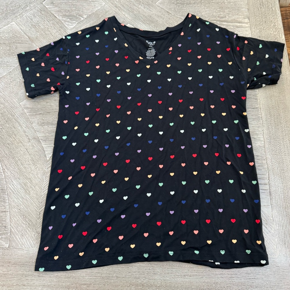 Kyte Baby midnight rainbow hearts relaxed fit tee